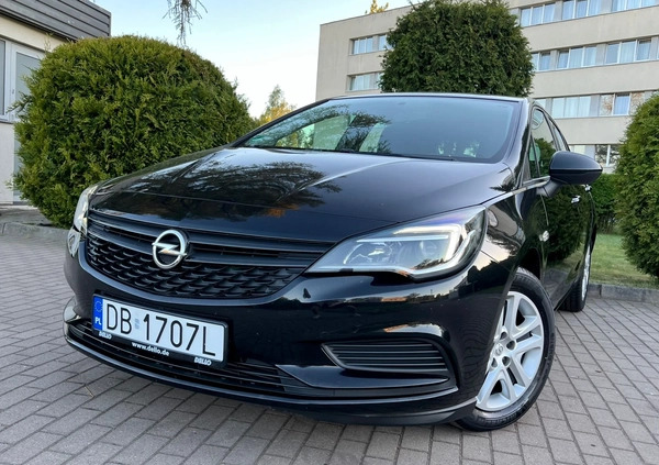 Opel Astra cena 43999 przebieg: 66200, rok produkcji 2017 z Wałbrzych małe 529